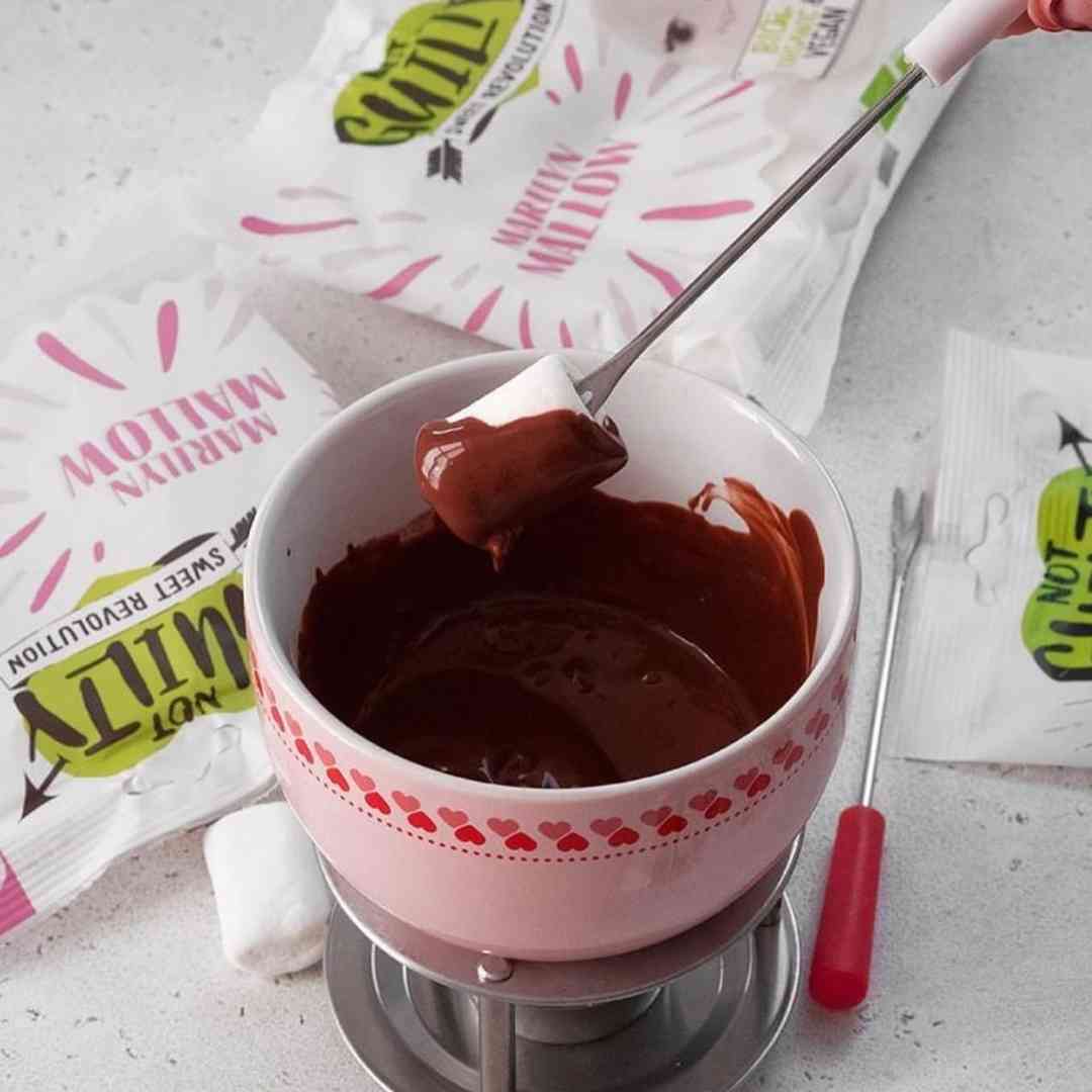 Chamallow halal Not Guilty plongé dans une tasse de chocolat.