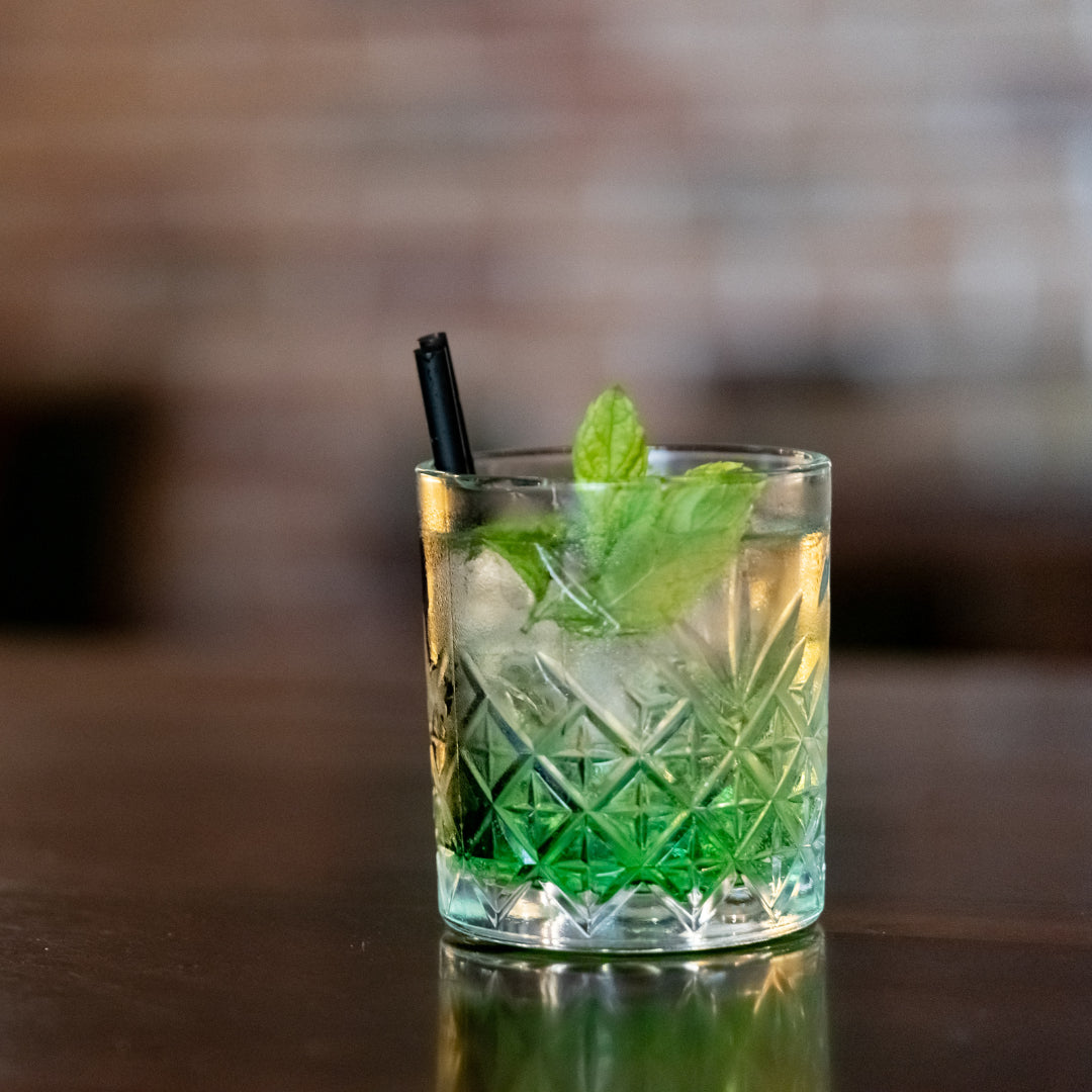 Cocktail sans alcool rhum menthe réalisé avec la liqueur de menthe sans alcool MENTHA et le rhum sans alcool CARRIBEAN WOODY