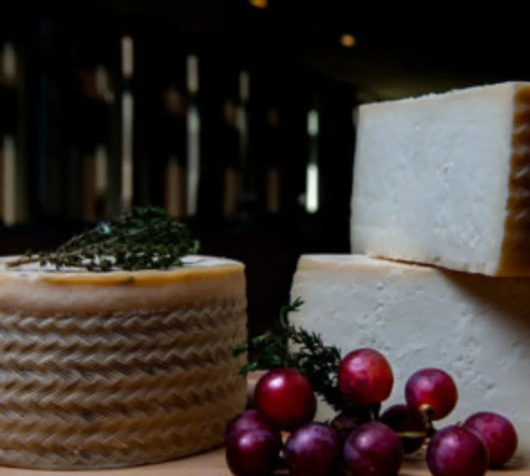 Fromage halal de chèvre dégusté avec des grains de raisin rouge