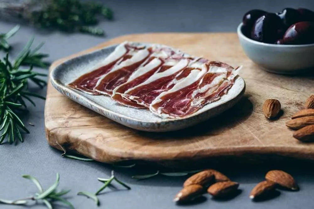 Jambon halal affiné 12 mois | Jambon cru halal. Charcuterie halal livraison dans toute l'Europe. Nous proposons également de la charcuterie boeuf halal et en particulier fu jambon halal de boeuf.