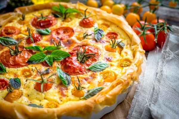 La pancetta halal de boeuf dans une quiche à la tomate et au basilic
