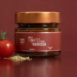 Crème de tomates séchées et harissa Tava Hada Pilpelta posée devant une tomate