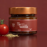 Crème de tomates séchées et harissa Tava Hada Pilpelta posée devant une tomate