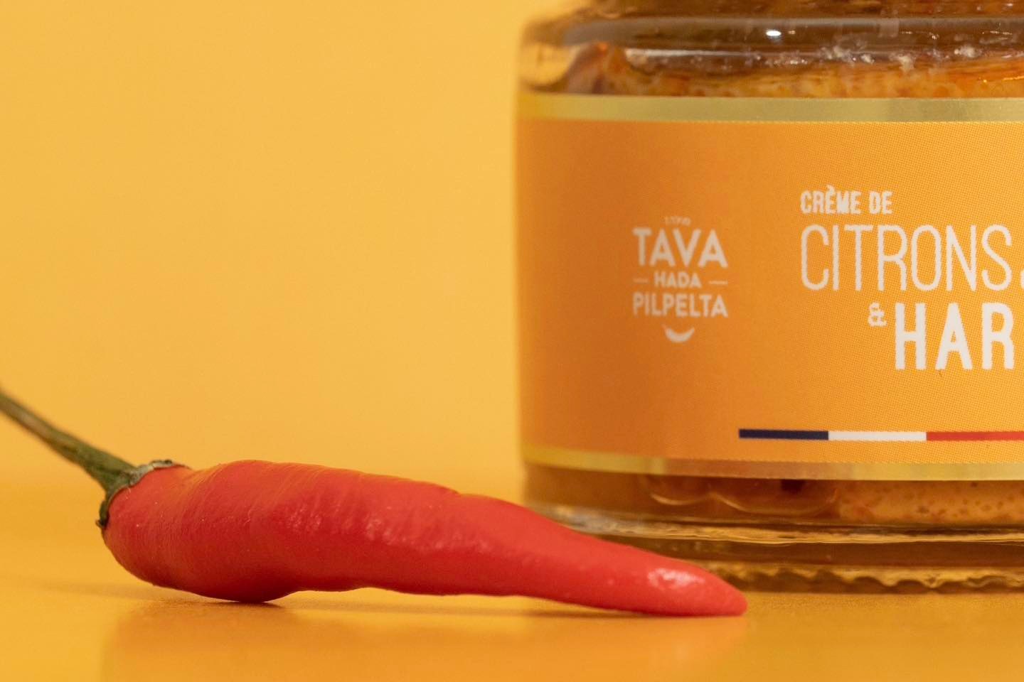 Pot de crème de citrons confits à la harissa Tava Hada Pilpelta avec un citron et un piment