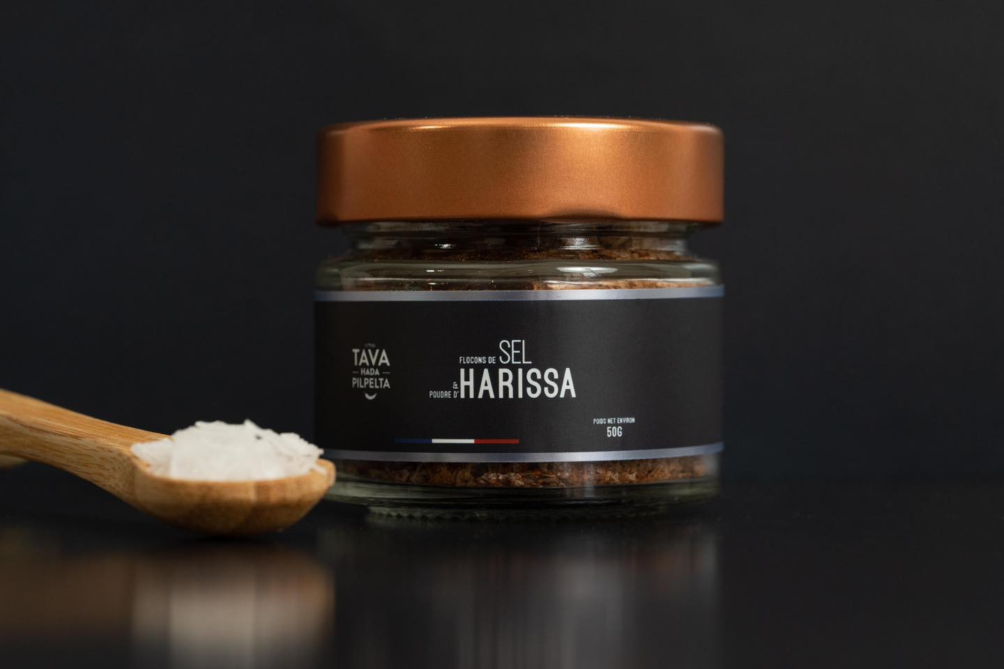Flocons de sel et poudre de harissa Tava Hada Pilpelta sur fond sombre