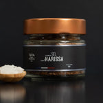 Flocons de sel et poudre de harissa Tava Hada Pilpelta sur fond sombre