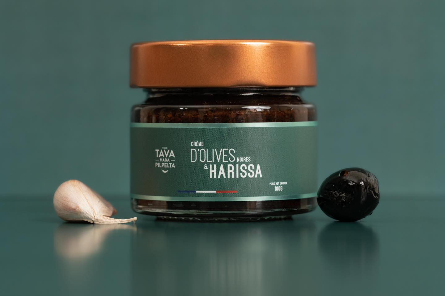 Pot de crème d'olives noires à la harissa Tava Hada Pilpelta sur fond vert