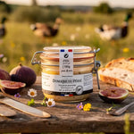 Pot de foie gras halal Domaine du Périé au milieu d’un plateau rustique avec figues, pain et fleurs sauvages en plein air.