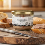 Rillettes halal pur canard Domaine du Périé en pot sur planche, tranches de pain autour et couteau posé.