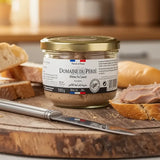 Rillettes halal pur canard Domaine du Périé en pot sur planche, tranches de pain autour et couteau posé.