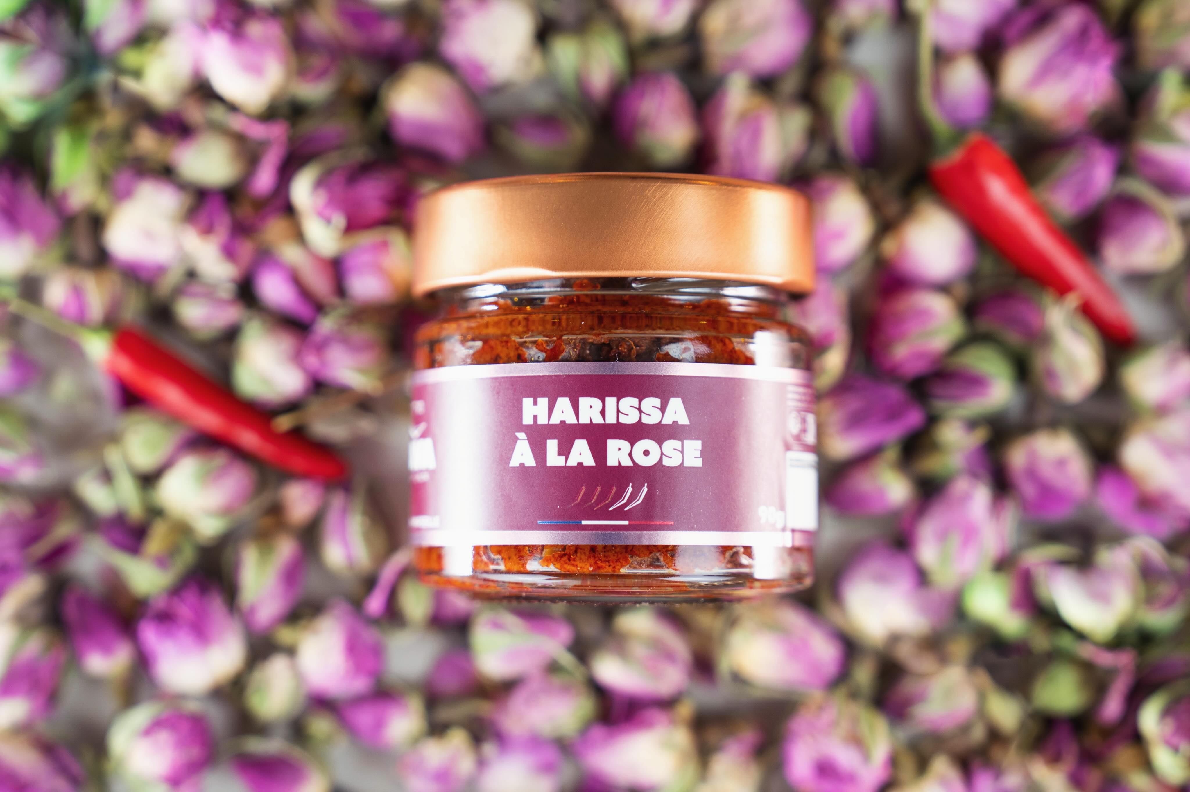 Pot de harissa à la rose Tava Hada Pilpelta posé sur des boutons de roses séchés