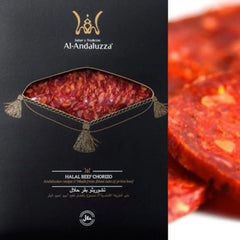 Tranches de chorizo halal sur fond noir avec logo Al-Andaluzza et sachet décoratif à gauche.