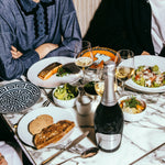 L'Extra Brut French Bloom servi à table avec des accords gourmands