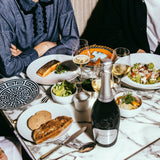 L'Extra Brut French Bloom servi à table avec des accords gourmands