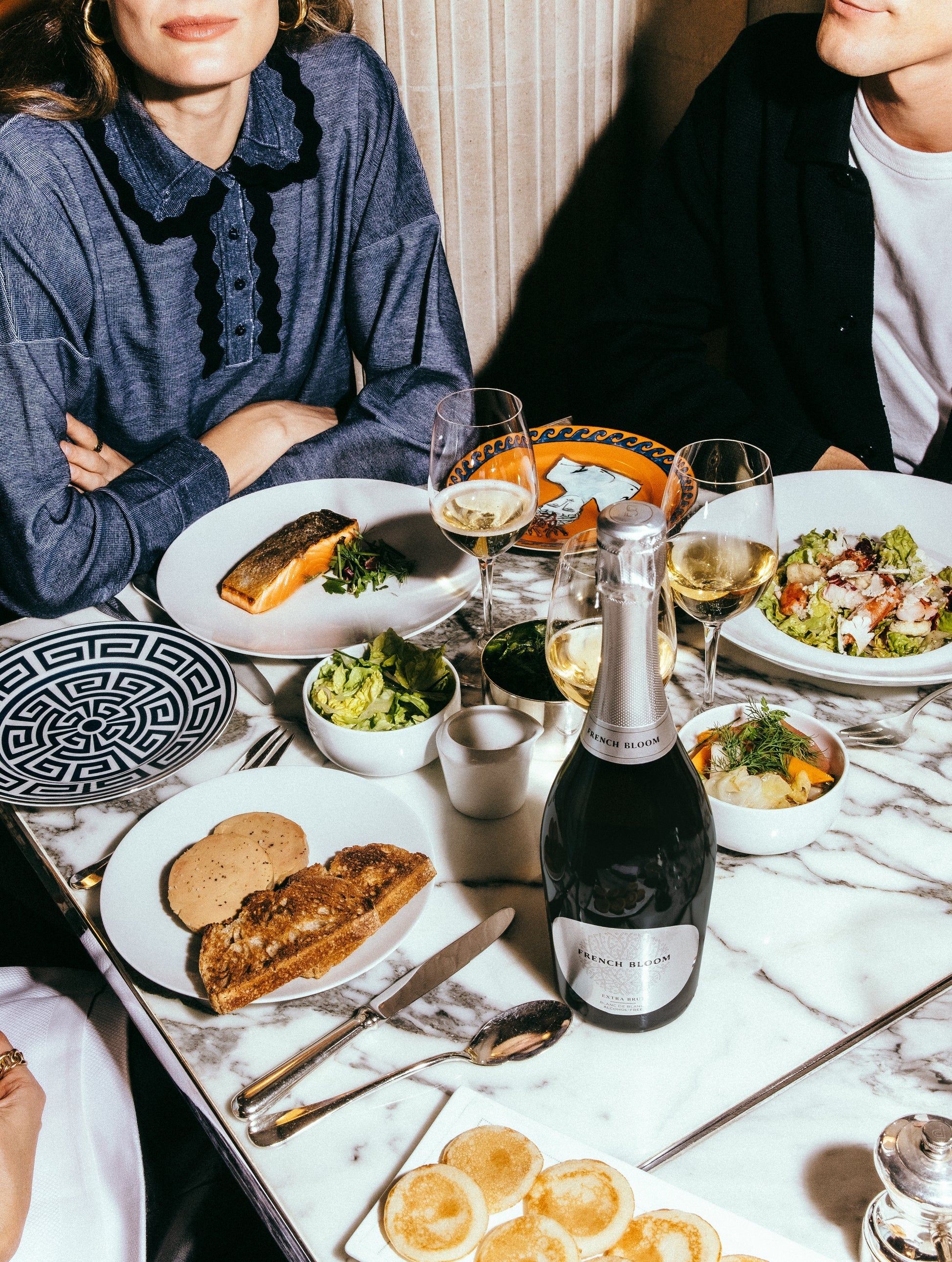 L'Extra Brut French Bloom servi à table avec des accords gourmands