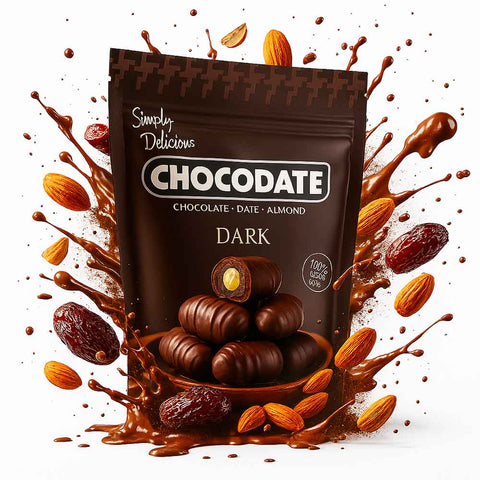 Chocolats chocolatés Chocodate Dark entourés d'amandes et de noyaux, éclaboussures de lait chocolaté autour du sachet.