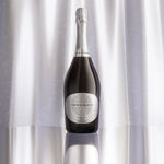 L'Extra Brut French Bloom sur fond argenté lumineux