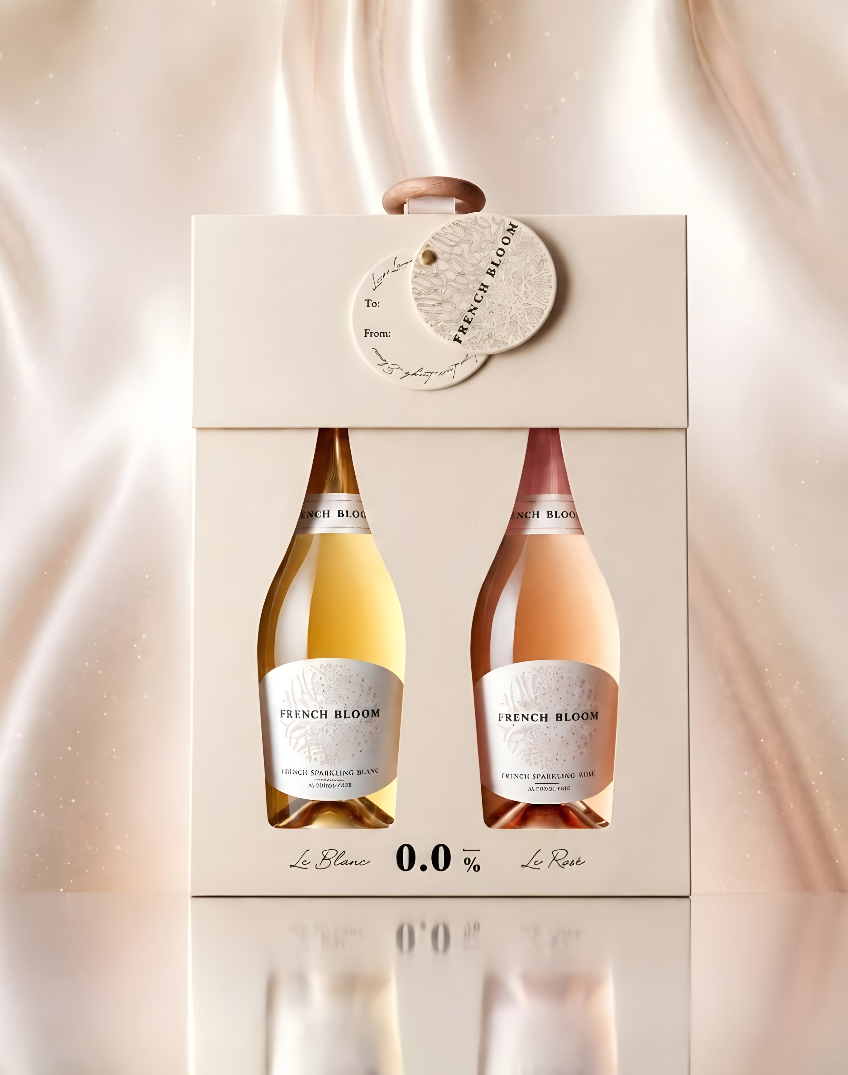 Coffret Baby Bloom Box French Bloom posé sur un tissu champagne