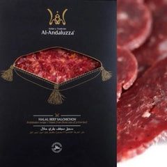 Boîte noire élégante de dessert halal "Halal Beef Makhnouk" d’Al-Andaluza, accompagnée de tranches de viande ou sauce rouge en arrière-plan.