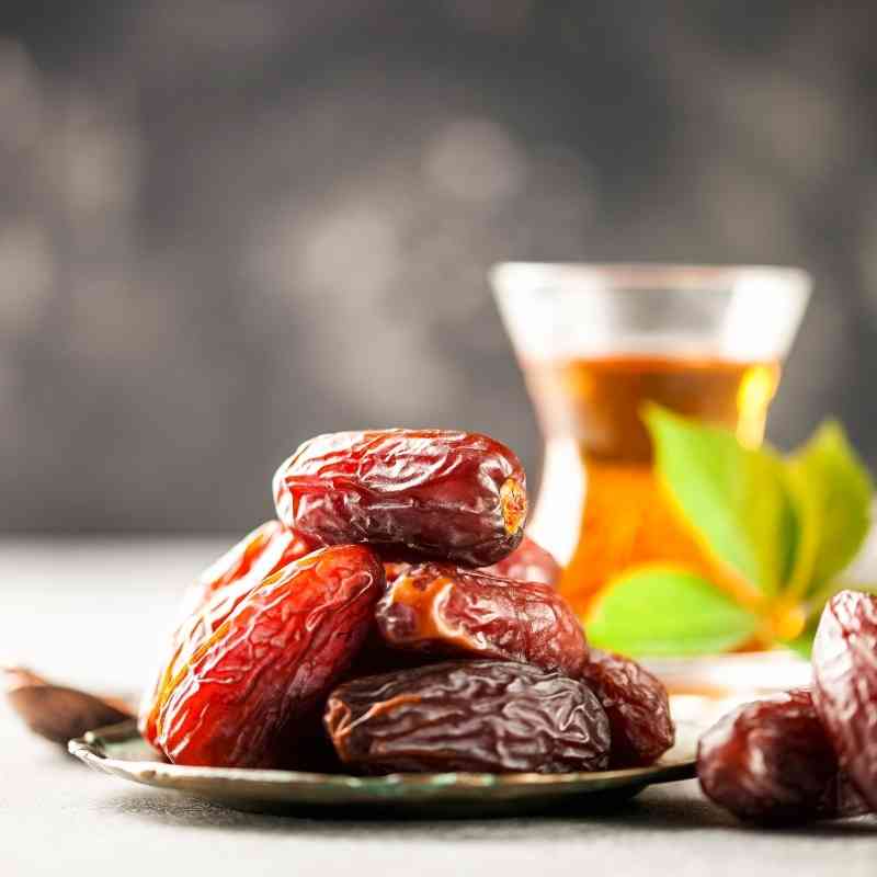 Dattes medjool dégustées avec du thé lors en période de Ramadan