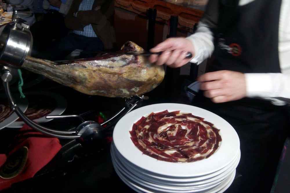 Découpe du jambon d'agneau séché halal avec os